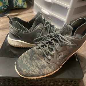 Women’s size 10 camo shoes